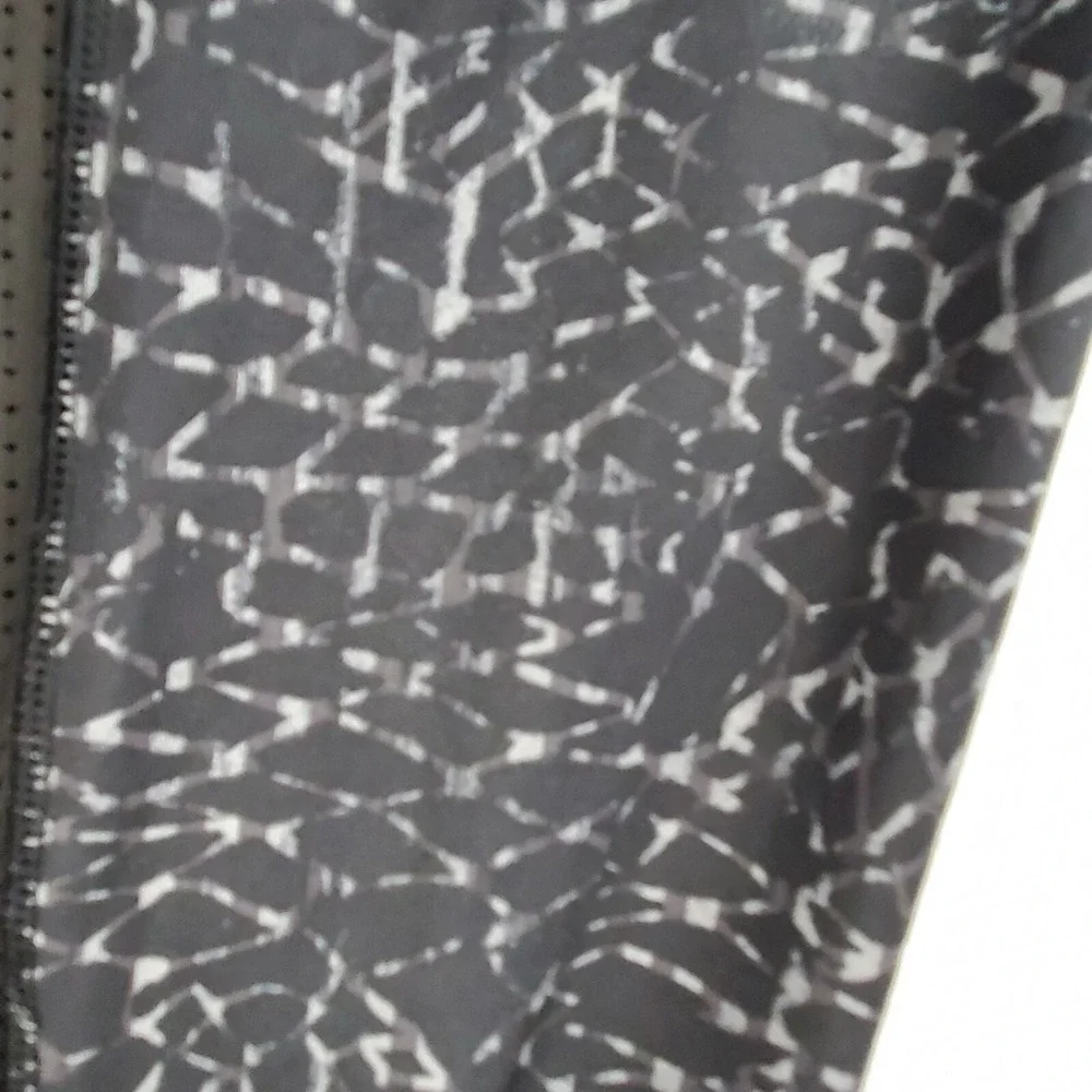Lululemon Capri Leggings Womens‎ 4 XS Black Snake Criss-Cross Hem Elastic Waist